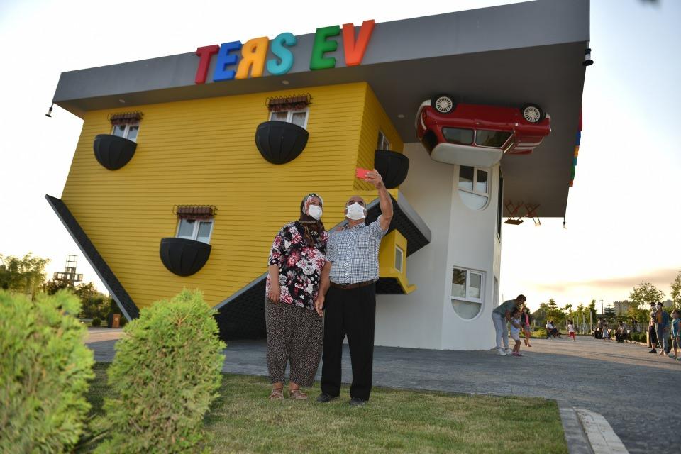 <p>Açılışından bu yana 10 günde 5 bin kişi ağırlayan ters evi yılda yaklaşık 200 bin kişinin ziyaret etmesi bekleniyor. Ters ev, Pazartesi’den Cumartesi’ye 10.00-21.00 saatleri arasında gezilebiliyor.<br />
</p>