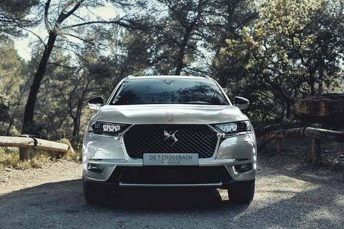 <p><strong>DS</strong></p>

<p>DS Automobiles’ın Haziran ayı teklifleri kapsamında, 300 HP güce sahip şarj edilebilir hibrit modeli DS 7 CROSSBACK E-TENSE 4X4, 400 bin TL’ye kadar 12 ay vade ve 0 faizli kredi seçeneğiyle satışa çıkıyor. Tasarımı ve teknolojisiyle premium SUV segmentinde yar alan DS 7 CROSSBACK modeli için ise 200 bin TL’ye kadar 12 ay yüzde 0,69 faizli kredi veya 20 bin TL takas desteği imkânı sunuluyor.</p>

<p> </p>
