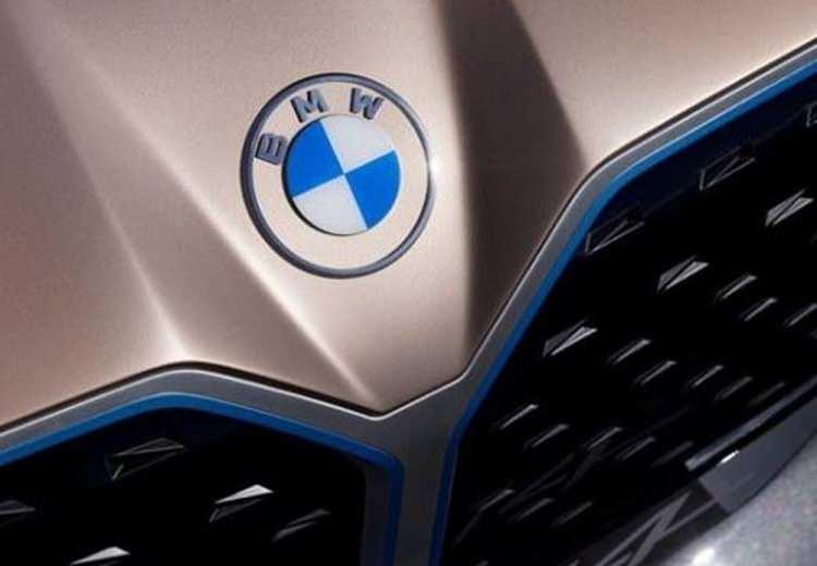 <p>BMW'NİN YENİ LOGOSU</p>

<p>BMW oldukça radikal bir değişime imza attı. Alman otomotiv şirket 23 yıl sonra logosunu değiştirdi. Şirket en son 1997 yılında benzer bir değişikliğe gitme kararı almıştı.</p>
