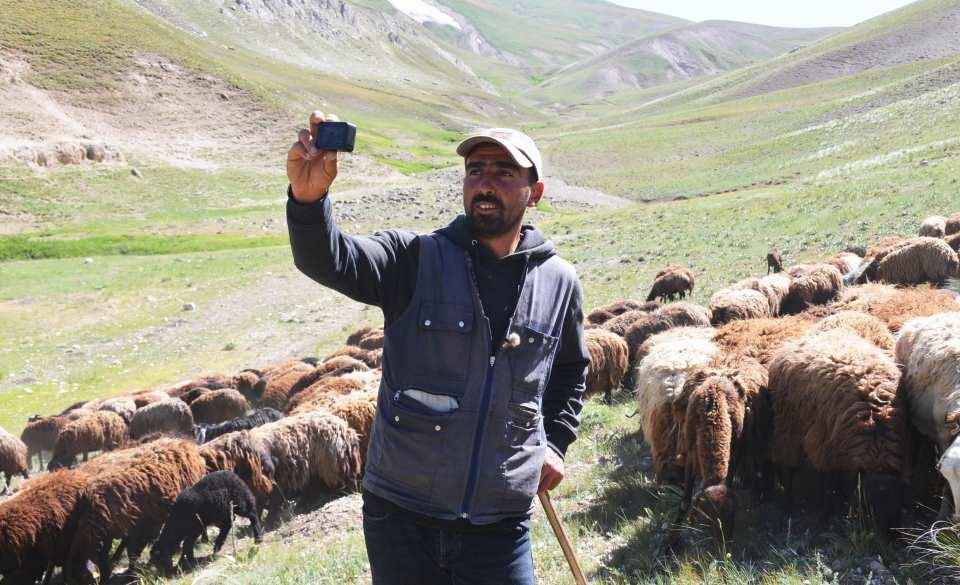 <p>Videolarında çobanlık, hayvan bakımı gibi konularda da bilgi veren Karadağ'a, İngiltere'deki takipçisi daha iyi içerikler üretebilsin, diye hediye kamera gönderdi. Fenomen çoban, sosyal medyadan ayda 5 ile 20 bin lira arasında para kazandığını söyledi.</p>
<p> </p>