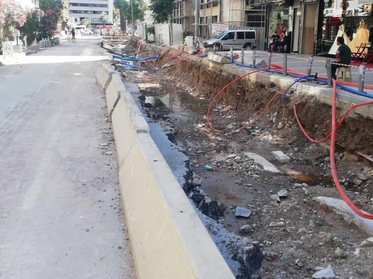 <p>"Çakı Bedesteni, 17. yüzyıldan başlayan ve 300 yıllık sürece tanıklık eden bir miras. 48 dükkandan oluşan hanın varlığını yazılı kaynaklardan biliyorduk ama daha önce hiç ulaşamamıştık. Önemli bir Osmanlı mirasını yakalamış olduk. Şu anda belgelemeler yapılıyor, döşeme kaldırılacak ve kalıntılar olduğu yere tekrar döşenecek. Bu belgeler sayesinde önemli bir yapı hakkında bilgi sahibi olacağız."</p>

