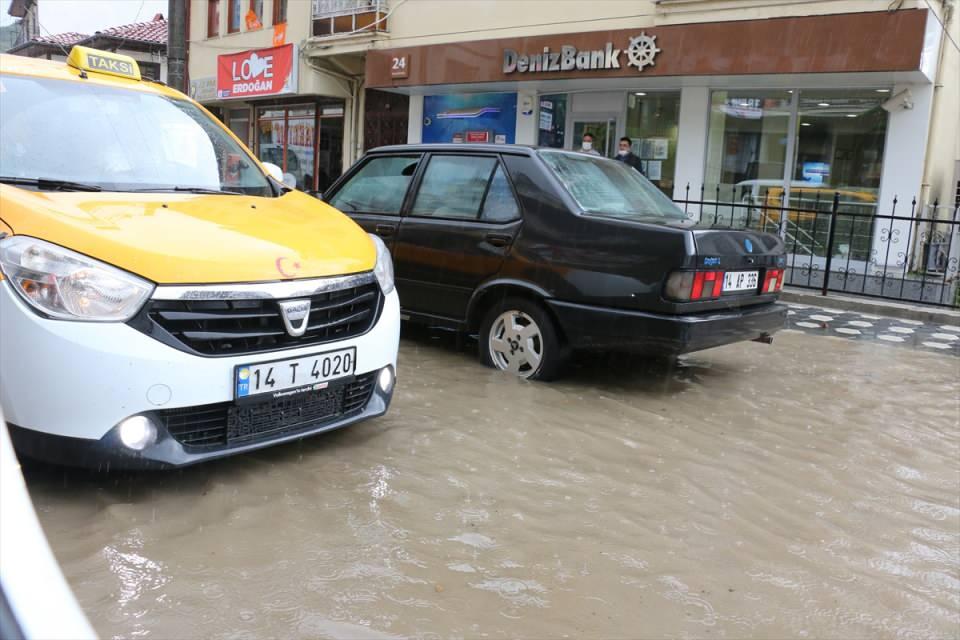 <p>Trafik ekipleri de sürücülerin sıkıntı yaşamaması için kontrollerini sürdürüyor.</p>
<p> </p>