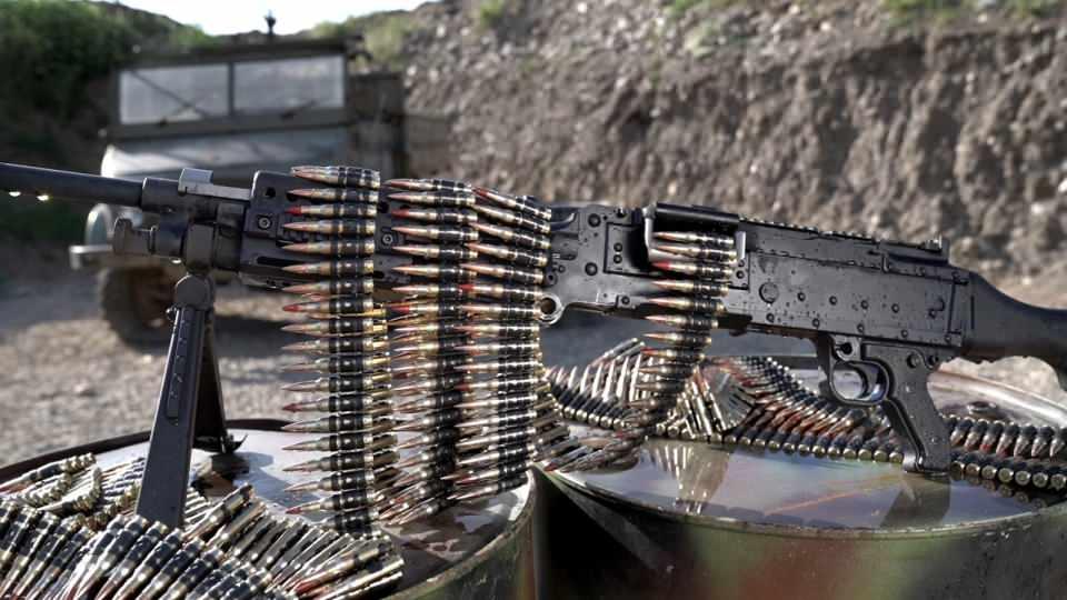 <p>SAR-762-MT dediğimiz ağır makinalı tüfeğimiz ilk kez görücüye çıktı. Onun haricinde birde piyade tüfeğimiz var SAR-56 modelimiz. O da ilk kez bu fuarda görücüye çıktı” ifadelerini kullandı.</p>
<p> </p>