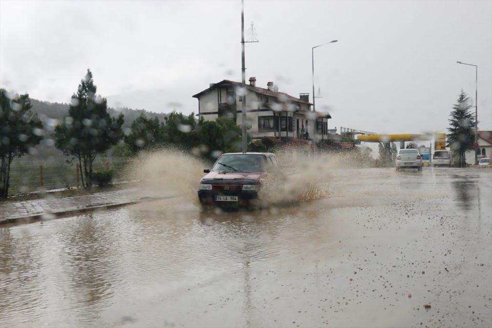 <p>Sürücüler, trafikte güçlükle ilerlerken, Karabük Belediyesi ve trafik ekipleri, yolların ulaşıma açık tutulması için çalışma yürütüyor.</p>
<p> </p>