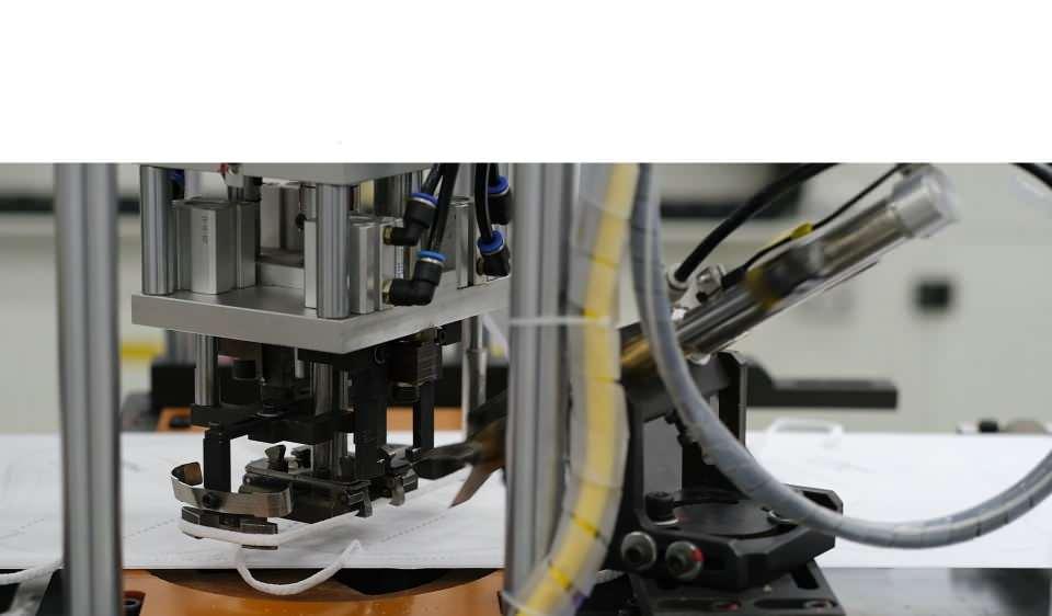 <p>Doğru maskeyi üretebilmek için her aşamada kalite, kontrol ile filtrasyon testleri yapıyoruz. Ürettiğimiz maske 5 katlıdır. Her bir katı özel kumaşlardan oluşuyor. 0.3 mikronda yapılan testlerde koronavirüse karşı yüzde 99’a kadar koruma sağladığı görüldü. </p>
