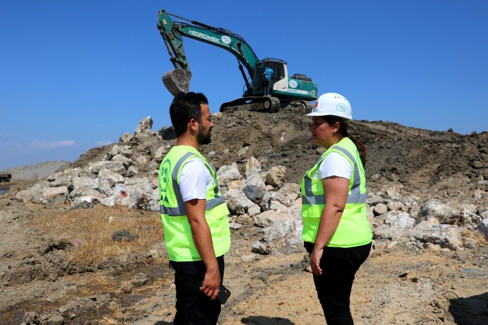 <p><strong>“Gönüllülük esasıyla bu işi yapıyorum”<br />
</strong><br />
İhlas Haber Ajansı muhabirine konuşan Perihan Kaya, asıl görevinin arazi kontrol teknikeri olduğunu belirterek, “Makine kullanmaya heves ettim.</p>