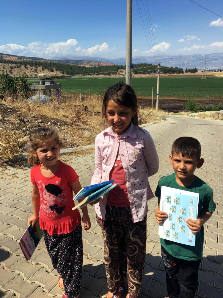 <p>Tarım işçisi ailelerin çocuklarının kitaptan geri kalmaması için çadırlara kitaplıklar kurduğunu anlatan Yerlikaya, "Yaylalarda çadırda yaşayanların çocukları için çadırda yaşayan tarım işçilerinin çocukları için kitaplık yapmaya karar verdik. </p>
