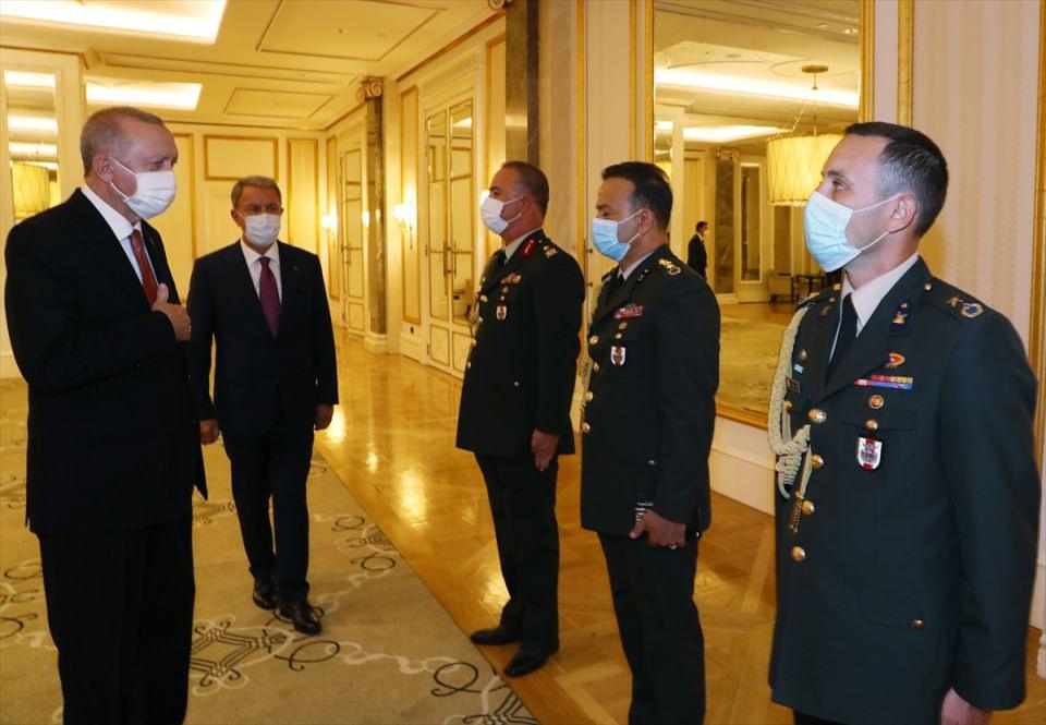 <p>Cumhurbaşkanı Recep Tayyip Erdoğan, Bakü'deki temasları kapsamında Azerbaycan Görev Grubunda yer alan askerleri kabul etti. Kabulde, Milli Savunma Bakanı Hulusi Akar da yer aldı.</p>

<p> </p>
