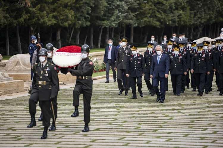 <p>Ersoy başkanlığındaki heyet, Aslanlı Yol'dan yürüyerek Türkiye Cumhuriyeti'nin kurucusu Gazi Mustafa Kemal Atatürk'ün mozolesine geldi.</p>

<p> </p>
