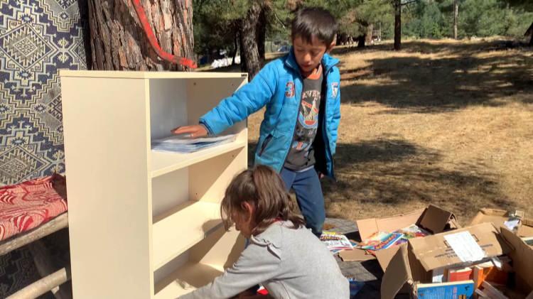 <p>Sosyal medyada gören arkadaşlarının köy çocuklarına dağıtılmak üzere kendisine kitap gönderdiğini belirten Yerlikaya, 1 yıl sonra Kitap ve Çocuk Derneği'ni kurdu.</p>

<p> </p>
