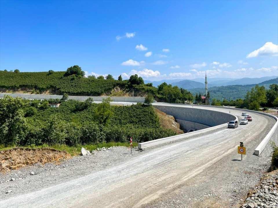 <p>Her iki tüpte 692 metre iç kaplama betonun tamamlandığına işaret eden Sonel, beton ve üstyapı imalatının akabinde elektromekanik imalatın da yapılmasıyla tünelin trafiğe açılmaya hazır olacağını duyurdu.</p>

<p> </p>
