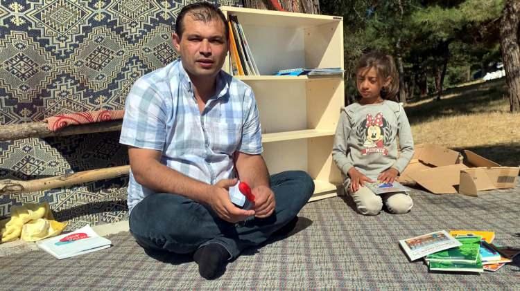<p>Kahramanmaraş'ta yaşayan Ahmet Yerlikaya, kırsal bölgelerdeki okullar ile mevsimlik işçi olarak aileleriyle gittikleri yerdeki çocukların kitap okumaları için çadırlara mini kitaplık kuruyor. </p>
