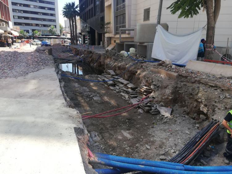 <p>- KALINTILAR ALTYAPI ÇALIŞMASININ ARDINDAN YERİNE YERLEŞTİRİLECEK</p>

<p>İzmir Arkeoloji Müzesi Müdürü Hünkar Keser ise kentin önemli merkezlerinden Halit Ziya Caddesi'nin geçmişte de ticaret merkezi olarak kullanıldığına dikkati çekti.</p>
