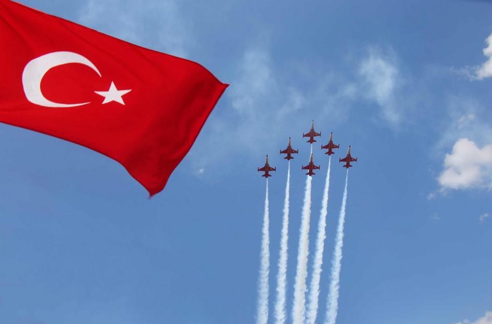 <p>Gösteriye yoğun ilgi gösteren vatandaşlar o anları cep telefonlarıyla kaydetti.<br />
 </p>
