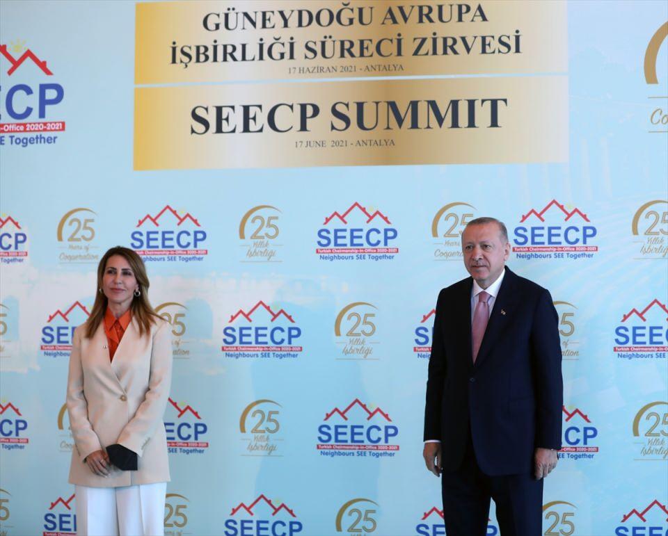 <p>Türkiye Cumhurbaşkanı Recep Tayyip Erdoğan, Antalya'da düzenlenen Güneydoğu Avrupa İşbirliği Süreci Zirvesi'ne katıldı. Cumhurbaşkanı Erdoğan katılımcılarla fotoğraf çektirdi.<br />
<br />
 Bölgesel İşbirliği Konseyi Genel Sekreteri Majlinda Bregu</p>

<p> </p>
