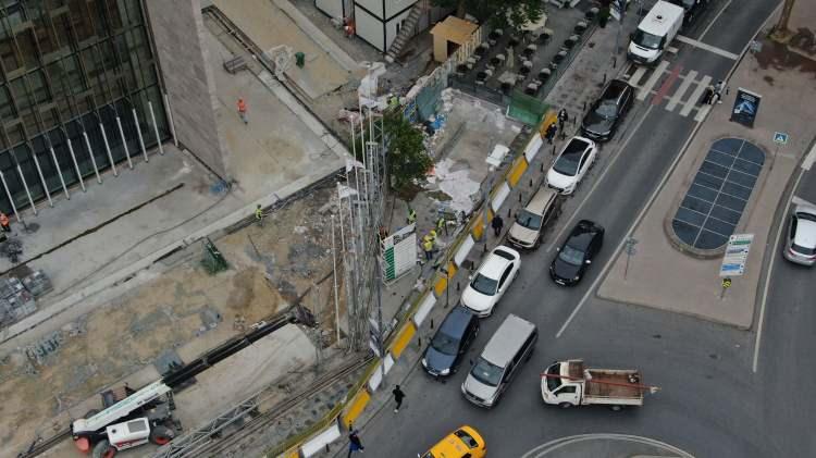 <p>Panoların kaldırılmasıyla Atatürk Kültür Merkezi'nin Taksim Meydanı'na bakan tarafı ön plana çıktı. Binadaki çalışmalar ve panoların sökümü havadan da görüntülendi.</p>

<p> </p>
