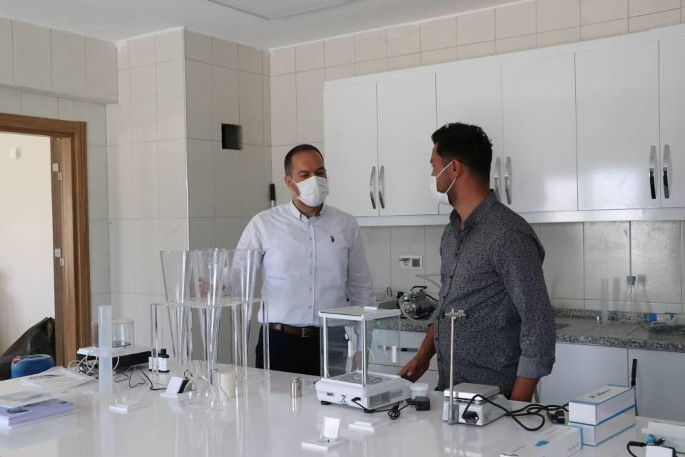 <p>Tesisin 2040 yılına kadar ve 400 bin nüfusa yetecek şekilde planlandığını anlatan Özdemir, "Bu tesisi büyütmeye müsait bir araziye yaptık. O zamanki ihtiyaca binaen de aynı büyüklükte bir tesisi daha yan tarafındaki boş araziye yapabiliriz. </p>