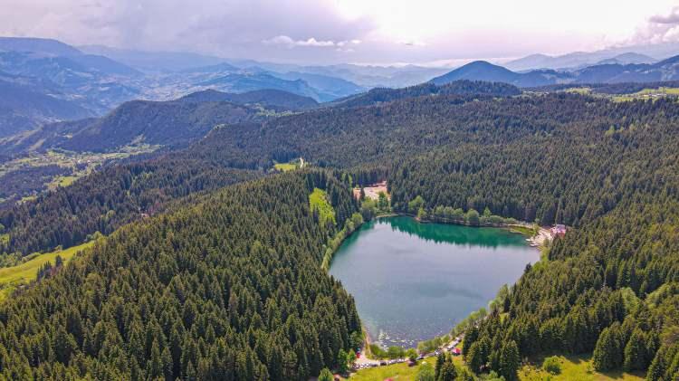 <p>İtalya'nın Milano kentinde, 21-23 Haziran'da ger&ccedil;ekleştirilen Cittaslow 2015 Genel Kurulu'nda "sakin şehir" unvanı alan Artvin&rsquo;in Şavşat il&ccedil;e, doğal g&uuml;zellikleriyle &uuml;nl&uuml; Karag&ouml;l Tabiat Parkı, normalleşme s&uuml;recinde yeniden ziyarete a&ccedil;ıldı.&nbsp;</p>
