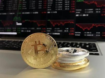 <p>Bitcoin açıklamaların ardından yüzde 4.08 düşüşle 52,622.37 dolara gerilemişti. Bitcoin’in toplam piyasa hacmi de, yaklaşık 31 milyar dolarlık düşüşle 982.61 milyar dolara inerek, 1.0 trilyon doların altına düşmüştü.</p>
