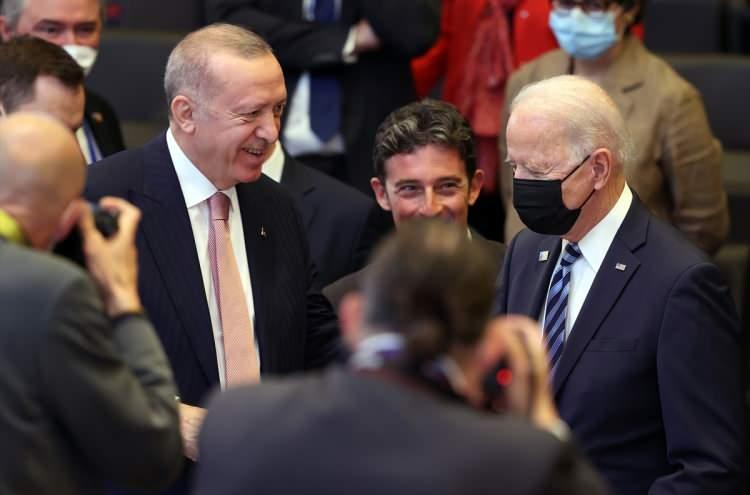 <p>Cumhurbaşkanı Erdoğan ve diğer liderler NATO Genel Sekreteri Jens Stoltenberg tarafından karşılandı. Tüm liderlerin tek tek karşılanmasının ardından sosyal mesafe kuralına uyularak aile fotoğrafı çektirildi.</p>
<p> </p>