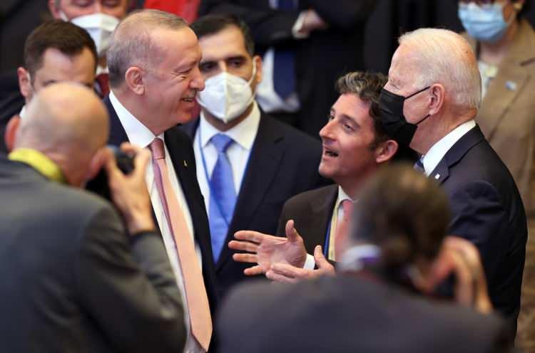 <p>Cumhurbaşkanı Erdoğan, NATO Karargahı'nın içindeki avluda çektirilen aile fotoğrafında, ABD Başkanı Joe Biden ile İngiltere Başbakanı Boris Johnson'ın arasında yer aldı.</p>
<p> </p>