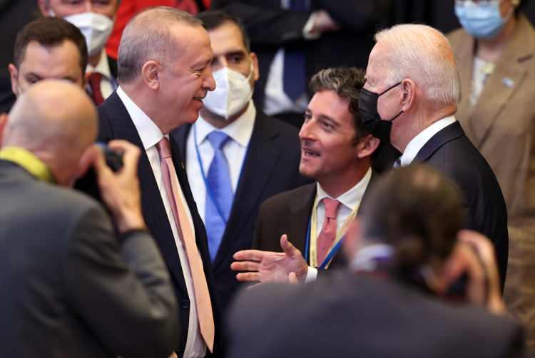<p>Aile fotoğrafının çektirildiği alandaki dijital kulede NATO'ya ilişkin video gösterimi yapıldı.</p>
<p> </p>