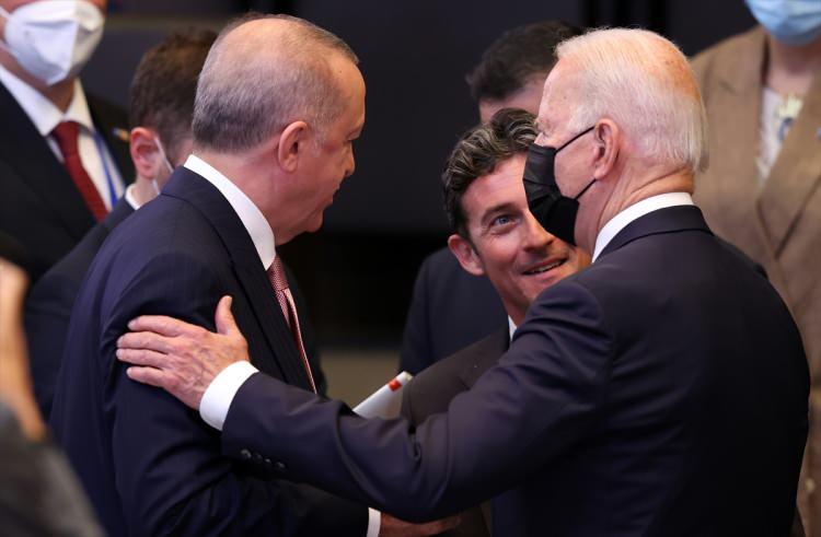 <p>Cumhurbaşkanı Erdoğan, daha sonra diğer liderlerle NATO Zirvesi'nin ana oturumuna katıldı.</p>
<p> </p>