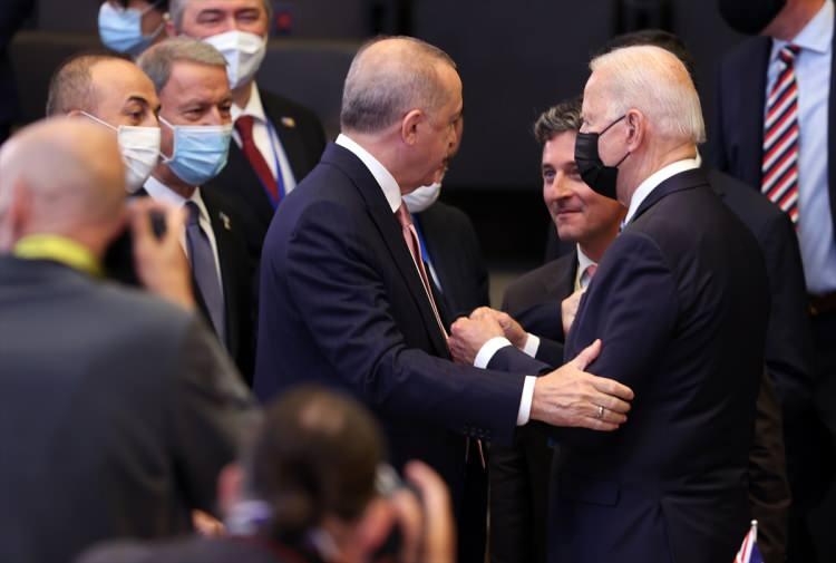 <p>Erdoğan, toplantı başlamadan hemen önce ABD Başkanı Joe Biden'la bir süre sohbet etti.</p>