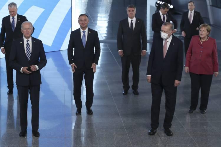 <p>NATO Liderler Zirvesi Belçika'nın başkenti Brüksel'de bulunan NATO Karargahı'nda başlıyor. NATO Genel Sekreteri Jens Stoltenberg, zirve öncesi devlet ve hükümet başkanlarını resmi olarak karşıladı.<br />
</p>