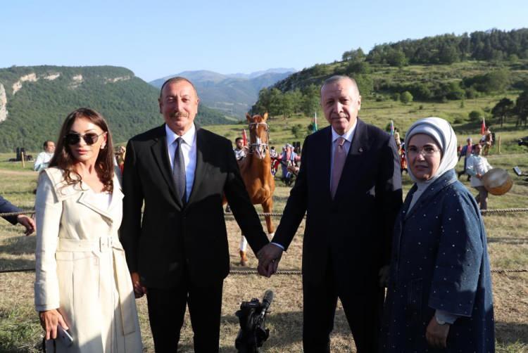 <p>Cumhurbaşkanı Recep Tayyip Erdoğan, Azerbaycan Cumhurbaşkanı İlham Aliyev ile Şuşa’daki tarihi yerleri gezerek, Cıdır Ovası’nda Karabağ atlarının gösterisini izledi.</p>
