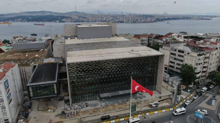 <p>Taksim'de yapımına devam edilen Atatürk Kültür Merkezi (AKM) inşaatı önündeki demir panolar kaldırıldı. Panoların kaldırılmasıyla AKM'nin ön cephesi ortaya çıktı. </p>

<p> </p>
