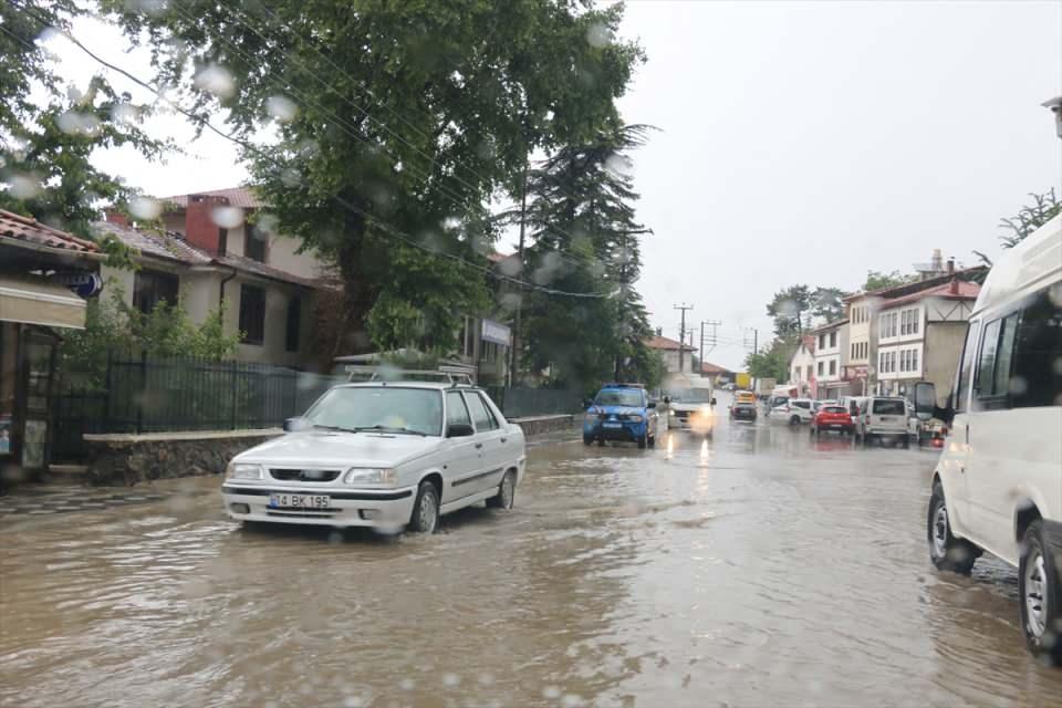<p>Mudurnu ilçesinde de etkili olan sağanak, günlük yaşamı olumsuz etkiledi.</p>
<p> </p>