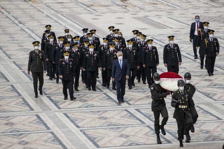 <p>Burada, mozoleye çelenk bırakılmasının ardından saygı duruşunda bulunuldu.</p>

<p> </p>
