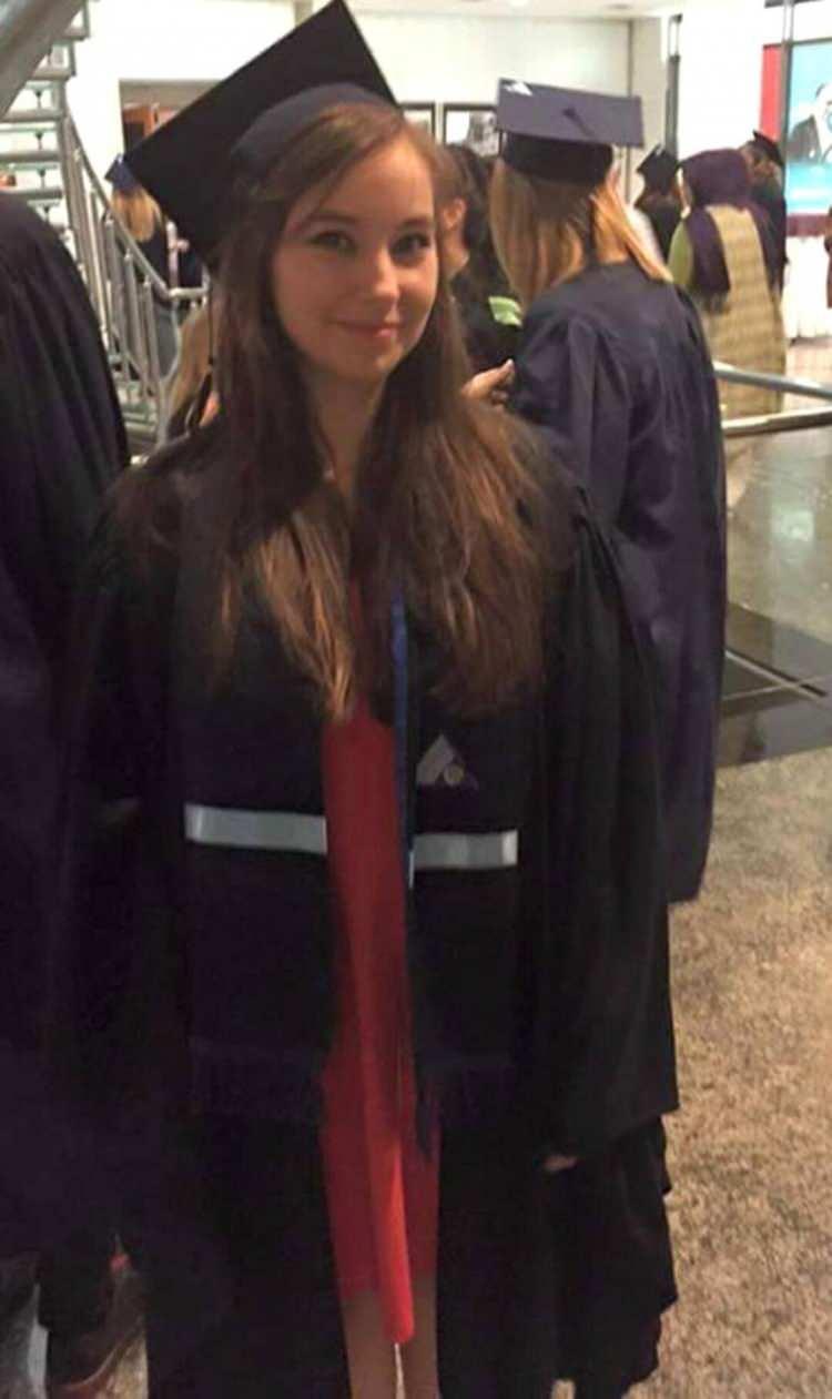 <p><span style="color:#B22222"><strong>Gökçe, Yeditepe Üniversitesi'nden mezun oldu.</strong></span></p>

<p> </p>
