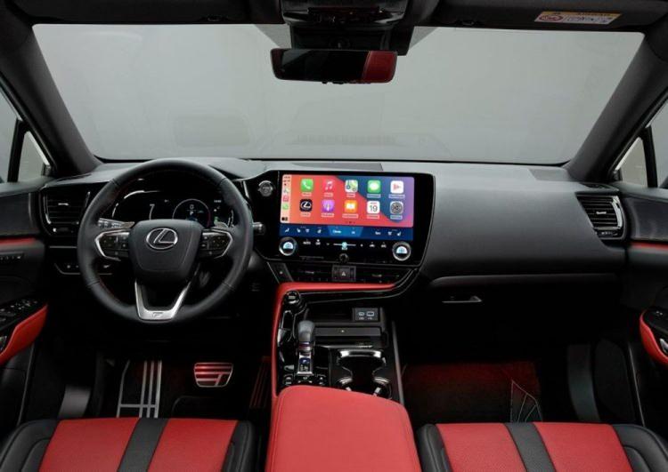 <p>"Lexus Interface" adlı tasarıma geçen model 9.8 inçlik standart ve 14 inçlik opsiyonel bir multimedya ekranına sahip.</p>
<p> </p>
