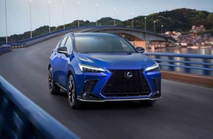<p>Bir üst seviyedeki NX 350 ise 2.4 litrelik turbolu motorundan 280 bg güç ve 430 Nm tork çıkışı alabiliyor. Aynı şanzımanla desteklenen model, 0'dan 100'e 7 saniye civarında ulaşabiliyor. Ailenin hibrit üyesi NX 350h ise, 2.5 litrelik motorunu bir elektrikli ünite ile eşleştirerek ekstra tasarruf sağlıyor.</p>
<p>NX 450h+ isimli şarj edilebilir hibrit versiyon ise yine 2.5 litrelik dört silindirli motoru kullanacak.</p>