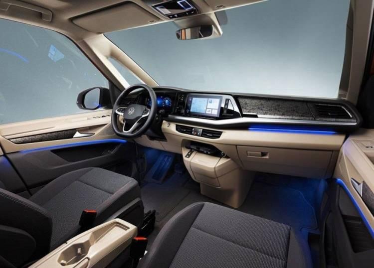 <p>Volkswagen T7 Multivan'ın konsolunda 10.25 inç dijital gösterge ve 10 inçlik multimedya ekranı yer alıyor. </p>
<p> Ayrıca sürücü için head-up display desteği de mevcut. </p>
