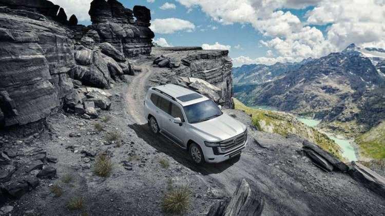 <p>Yeni Land Cruiser, bir önceki versiyona göre 200 kg daha hafif. Yeni süspansiyon sistemi, aracın yüksek kapasiteye sahip olmasının yanında yolda ve yol dışında sürücü için kolay kontrol edilmesini sağlıyor. </p>
<p>Dünyada ilk kez yeni Land Cruiser’da yer alan Elektronik Kinetik Dinamik Süspansiyon Sistemi (E-KDSS) optimum dikey tekerlek hareketinin elde edilmesini sağlayarak zorlu zeminlerdeki yol tutuşunu iyileştiriyor.</p>