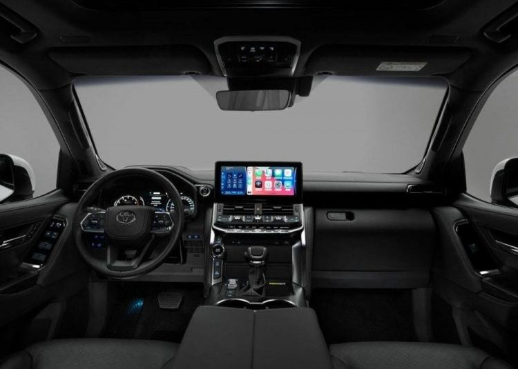 <p>Yeni Land Cruiser, aynı zamanda Çoklu Arazi Monitörü ile donatılan ilk Toyota oldu. Bu sayede gerçek zamanlı olarak yol yüzeyinin görüntüsü, aracın etrafı ve lastiklerin pozisyonu görülebiliyor.</p>
<p>Çoklu Arazi Seçim Sistemi zemin yüzeyinin durumuna karar vererek otomatik olarak en uygun sürüş modunu seçerek ideal yol tutuşu sağlıyor.</p>