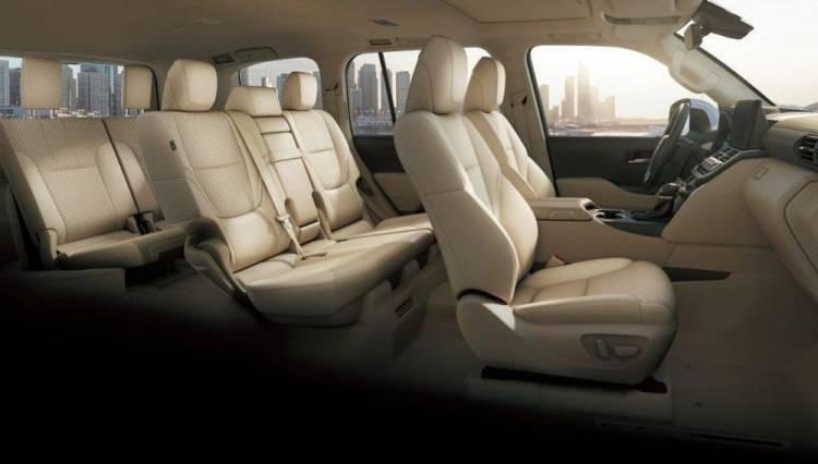 <p>Land Cruiser’ın gelişen sürüş dinamikleri, yeni V6 çift turbo 3,5 litre benzinli ve 3,3 litre dizel motorla destekleniyor. Her iki motor da yeni 10 ileri otomatik şanzımanla eşleştirildi. Yeni şanzımanla birlikte mevcut modele göre yüzde 10 daha düşük yakıt tüketimi ve CO2 emisyonu sağlıyor. </p>
