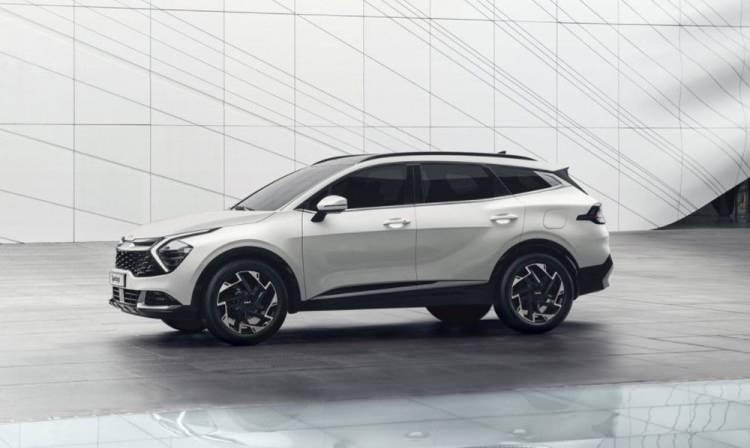 <p>5. nesliyle yeni bir tasarıma kavuşan Sportage ilk ön farları ve ızgarasıyla dikkat çekiyor.</p>