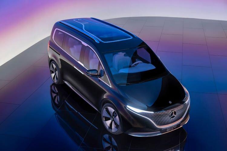 <p>Concept EQT (Uzunluk/Genişlik/Yükseklik: 4.945/1.863/1.826 milimetre), üçüncü sıradaki iki tam boy koltuğa rahatlıkla erişim sağlamak üzere için her iki tarafta büyük bir açıklığa sahip sürgülü kapılarla donatılıyor.</p>
<p>İkinci koltuk sırasına yan yana üç adet çocuk koltuğu yerleştirilebiliyor.</p>