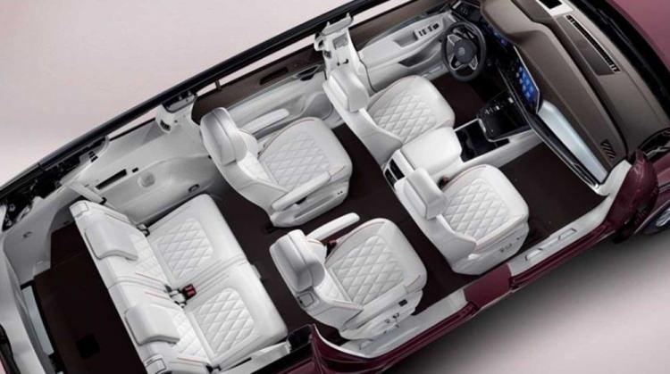 <p>3 sıralı koltukla gelen model 6 ya da 7 koltukla satın alınabilecek. En yüksek donanım paketinde, 2.5 litrelik turbolu V6 motor ile gelecek olan araç, 300 bg güç ve 500 Nm tork üretebilecek.</p>