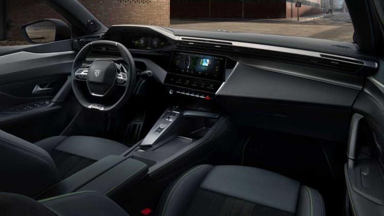 <p>3. nesil Peugeot 308'de de markanın diğer yeni modellerinde olduğu gibi i-Cockpit adlı konsol tasarımına yer verilmiş. Paylaşılan görsellerde ikisi de 10 inç olan sürüş ve bilgi eğlence ekranına yer verildiği görülüyor.</p>