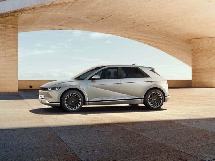 <p>HYUNDAİ, YENİ ALT MARKASI IONIQ</p>

<p>Hyundai, yeni alt markası IONIQ’in ilk modeli olan 5’i resmi olarak tanıttı. IONIQ 5, tamamen elektrikli ve çevre dostu malzemelerle üretilen bir otomobil.</p>
