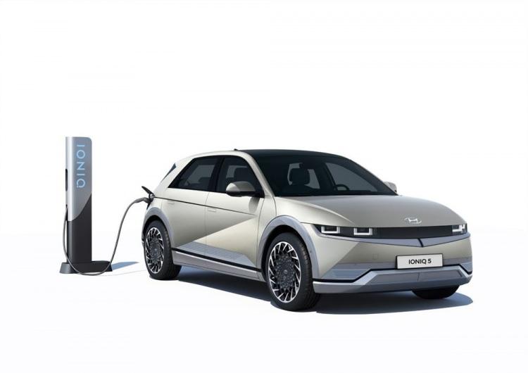 <p>Hyundai Motor Company, online bir dünya prömiyeriyle tanıttığı IONIQ 5’i kompakt bir CUV olarak lanse ediyor.</p>

<p>Sadece bataryalı elektrikli araçlar (BEV) üreten IONIQ, Hyundai Motor Grubu’nun yeni platformu E-GMP’yi (Electric-Global Modular Platform) kullanıyor.</p>
