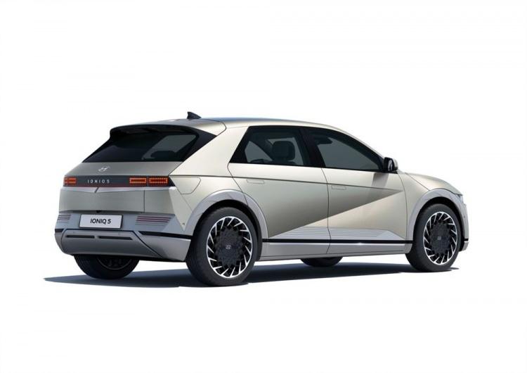 <p>Kullanıcılar, 58 kWh veya 72,6 kWh olmak üzere iki pil paketi seçeneğini tercih edebiliyorlar. Ayrıca, yalnızca arka motorlu veya hem ön hem de arka motorlu olmak üzere iki elektrikli motor opsiyonu arasından seçim yapabiliyorlar. Tüm opsiyon seçeneklerinde 185 km/s'lik azami hıza ulaşılabiliyor.</p>
