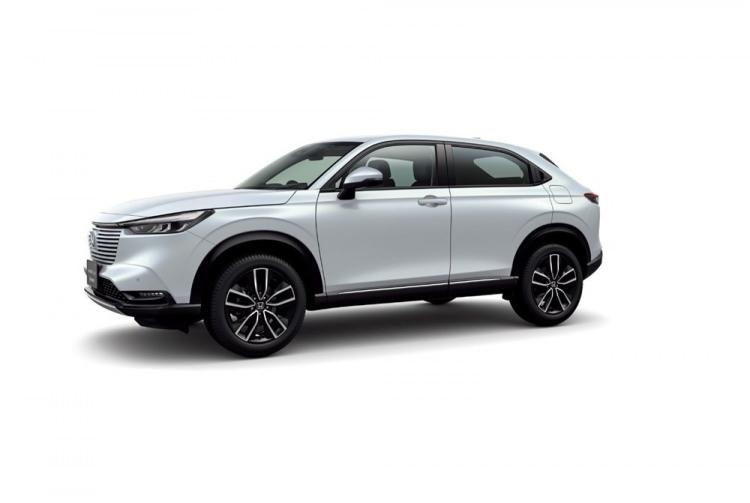 <p>Honda’nın 2022 yılında tüm modellerinin elektrikli veya hibrit olmasını hedefleyen 'Elektrikli Vizyon Stratejisi’ kapsamında üretilen yeni nesil HR-V, e: HEV hibrit güç aktarma sistemi ile yollara çıkıyor.</p>

