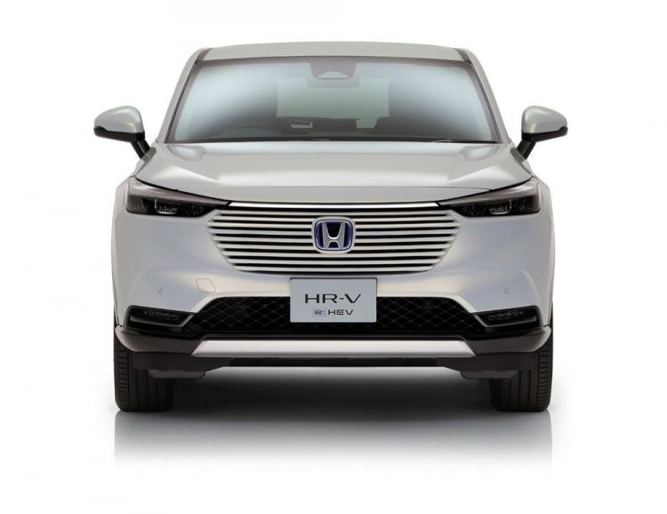 <p>Premium SUV hissini yaşatmak isteyen HR-V'de, modern görünüml döşemeler ve dokunma hissi uyandıran yumuşak malzemelere yer verilmiş. </p>

<p>Konsolun ortasında da 9 inçlik bir tablet ekran kullanılmış. </p>
