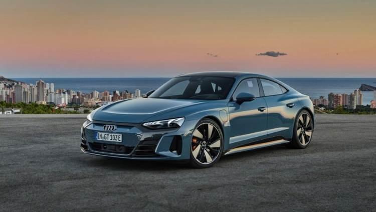 <p>Alman devi Audi elektrikli modellerinin sayısını arttırmaya devam ediyor. Audi son olarak elektrikli sedan modeli E-tron Gt ve onun yüksek performanslı RS modelini tanıttı.</p>